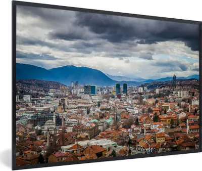 Produktbild von MuchoWow® Gerahmtes Poster Wolkendecke über Sarajevo Bosnien und Herzegowina 90x60 cm - Poster mit Schwarzem Bilderrahmen Wandposter Rahmen Foto Bilder - Fotorahmen - Foto-Plakat