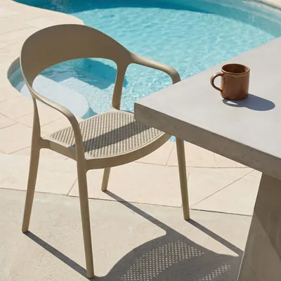 Produktbild von Gartenstühle LAVANDA 6er Set stapelbar aus hochwertigem Kunststoff in Champagnerfarben. Outdoor Stühle mit Wiener Geflecht Optik. Wetterfestes & UV-beständiges Material für Balkon, Terrasse & Garten.