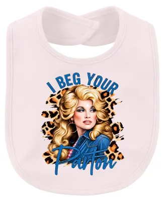 Imagen del producto de Babero para bebé, color rosa, con diseño de la cantante de música country "I Beg Your Parton", estilo retro, con la imagen de Dolly, un ícono