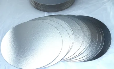 Produktbild von 10 Stück Tortenunterlagen, Pappe rund Ø 30cm silberfarben Tortenplatten einseitig mit Folie beschichtet, verhindert Durchnässen