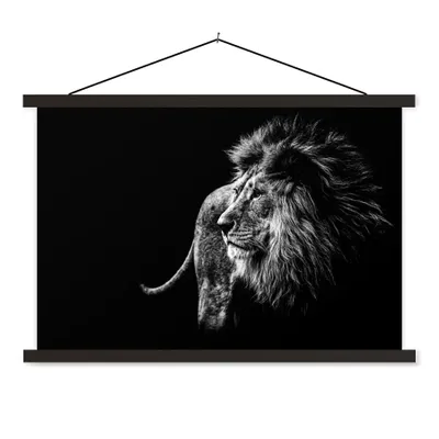 Produktbild von MuchoWow® Textilposter Tiere - Wild - Löwe - Schwarz - Weiß 90x60 cm mit schwarzem Rahmen - Aufhängungssatz