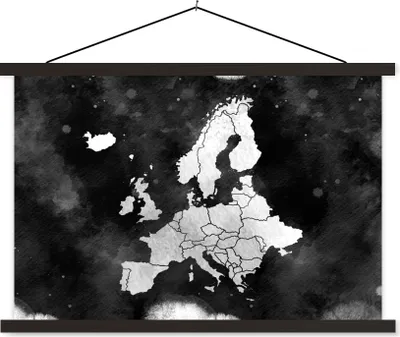 Produktbild von MuchoWow® Textilposter Europa-Karte auf dunklem Hintergrund - schwarz und weiß 120x80 cm mit schwarzem Rahmen - Wanddeko