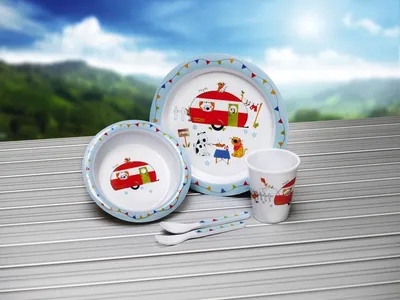 Produktbild von Camping Geschirr Melamin Kindergeschirr Set 'Charlie and Friends' 5 teilig