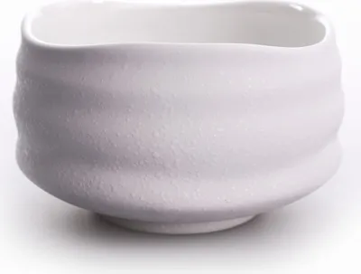 Zdjęcie produktu dla Czarka do matchy "Miyuki" – ręcznie robiona japońska miseczka ceramiczna, 430 ml, matowa biała z delikatną fakturą i szerokimi żłobieniami, elegancka