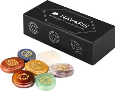 Produktbild von Navaris Chakra Steine Set - 7x Edelstein Heilsteine - eingravierte Chakra-Symbole - Stein für Reiki Heilung Yoga Ritual Aura - Bergkristall Amethyst