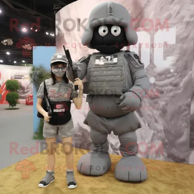 Productafbeelding van Grijze Commando mascotte REDBROKOLY kostuum personage gekleed met een minirok en sleutelhangers