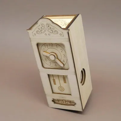 Holz-Standuhr als 3D Puzzle mit Zifferblatt und Pendelgravur, dekoratives Knobelspiel im Retro-Design.