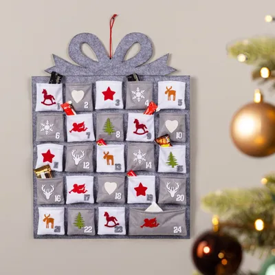Produktbild von Hängender Adventskalender mit 24 Filztaschen