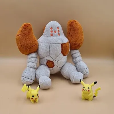Produktbild von Pokemon Regirock Kuscheltier - 13 cm Plüschtier