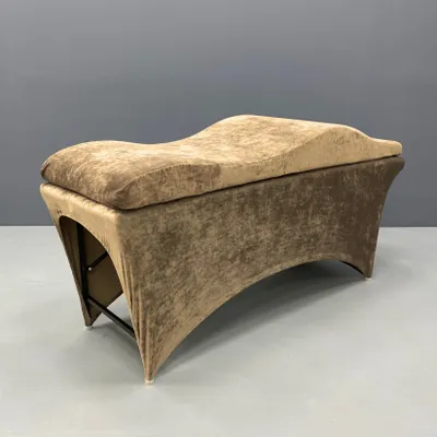 Produktbild von Wellen-Matratze (curved lash bed topper) mit Memory-Schaum und velours Bezug | Für Wimpernverlängerung, PMU & Kosmetikbehandlungen | 180x60 cm, kamel