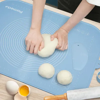 Obrázok produktu pre Silikónová podložka na pečenie 80 x 60 cm s nepriľnavou úpravou, s popruhom na ukladanie a nožom na cesto