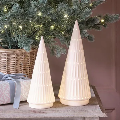 2er-Set LED-Keramik-Weihnachtsbäume, warmweiß, 10/7,8 cm