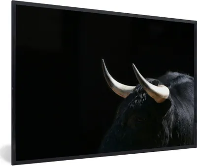 Produktbild von MuchoWow® Gerahmtes Poster Ein Bild von einem schwarzen Stier vor einem schwarzen Hintergrund 90x60 cm - Poster mit Schwarzem Bilderrahmen Wandposter Rahmen Foto Bilder - Fotorahmen - Foto-Plakat