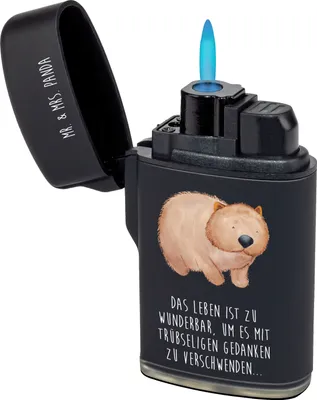 Produktbild von Mr. & Mrs. Panda Feuerzeug Wombat - Schwarz - Geschenk, Motivation, Spruch, sturmfeuerzeug, Feuerzeuge, Gasfeuerzeug, Australien, zigarettenanzünder, Lustige Sprüche