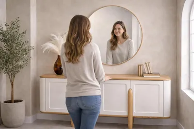 Image de Buffet blanc moderne, élégant et luxueux. Meuble de rangement en bois de qualité