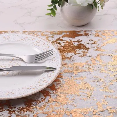 Immagine prodotto di Runner da tavola rosa 15 m x 28 cm in pellicola metallizzata per decorazioni