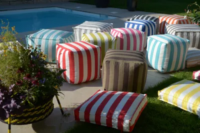 Produktbild von H.O.C.K. Classic Streifen Outdoor Bean Cube Pouf 40x40x40cm rot