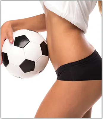 Produktbild von Wallario Herdabdeckplatte aus Glas, Größe 52 x 60 cm 1-teilig, Motiv Fußball - sexy Frau mit einem Fußball