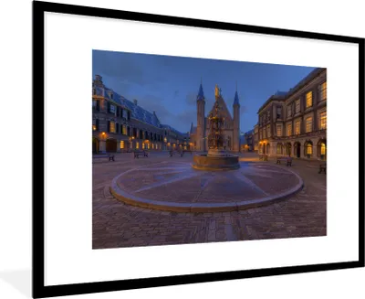 Produktbild von MuchoWow® Gerahmtes Poster Springbrunnen am Binnenhof in Den Haag am Abend 90x60 cm - Poster mit Schwarzem Bilderrahmen Wandposter Rahmen Foto Bilder - Wanddekoration - Fotos