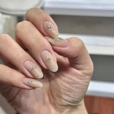 3D Nagelsticker mit goldenem Herz und Mond für Nageldekoration - Maniküre und Nail Art.