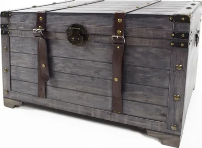 Produktbild von Truhlica Kobolo KUBA v dizajne truhlice na poklady vyrobená zo sivého dreva s aplikáciami z kovu a imitácie kože 80x45x50 cm