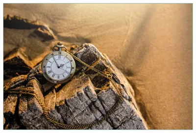 Produktbild von Wallario Küchenrückwand aus Glas, Größe: 90 x 60 cm, Motiv: Alte Taschenuhr am Strand | Spritzschutz | abwischbar | pflegeleicht | in