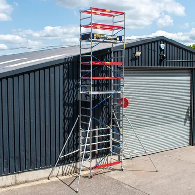 Produktbild von Trade Master Pro® Aluminiumgerüstturm | 7.4 m Arbeitshöhe | Heavy Duty| Höhenverstellbar | Faltbare Basiseinheit | 230 KG Ladekapazität | Einfache Montage | EN1004-