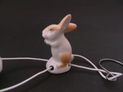 Produktbild von Porzellan Tropfenfänger Hase stehend, handbemalt für Kaffee- oder Teekannen, Figur Tier