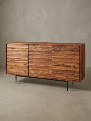 Frontansicht des 150 cm breiten Sheesham Massivholz Sideboards. Die drei grifflosen Türen der Kommode bestechen durch ihr wellenartiges Design und die natürliche braune Maserung._#sku_BARWL5.635#