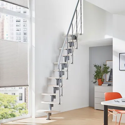 Produktbild von Mittelholmtreppe Intercon Alpha | Raumspartreppe mit 11 Stufen | Metallfarbe: Italo-Silber | Stufendesign: Buche weiß