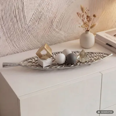 Obrázok produktu pre Dekoratívna misa FineBuy, strieborná, s motívom listu, z hliníka, priemer 63 cm. Moderný dizajn, vhodná ako dekorácia na stôl. Kovová misa s nožičkami, vyrobená z hliníka. Ručne vyrobená, ideálna ako doplnok do interiéru, Obrázok generovaný UI