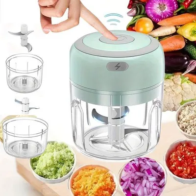 Image de Mini-robot ménager électrique équipé de 3 lames en acier inoxydable, d'une capacité de 250 ml, idéal pour la viande, les légumes et les fruits.
