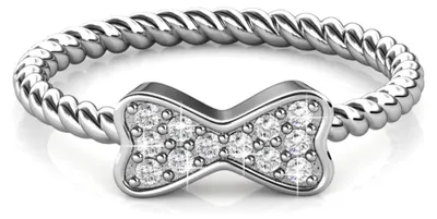 Imagen del producto de Anillo "Lazo Retorcido" hecho de latón de alta calidad con detalles de cristal