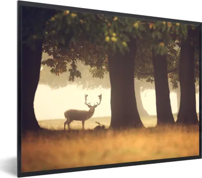 Produktbild von MuchoWow® Gerahmtes Poster Hirsche - Bäume - Wald 80x60 cm - Poster mit Schwarzem Bilderrahmen Wandposter Rahmen Foto Bilder - Schwarzem - Mit Gestell