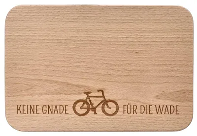 Productafbeelding van Ontbijtbord van hout met gravure 'Geen genade voor de kuit'
