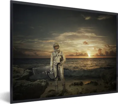 Produktbild von MuchoWow® Gerahmtes Poster Astronaut - Strand - Sonnenuntergang 80x60 cm - Poster mit Schwarzem Bilderrahmen Wandposter Rahmen Foto Bilder - Schwarzem - Mit Gestell