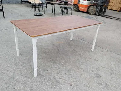 Image de Table de salle à manger, table de cuisine, design moderne, plateau stable, couleur blanche, matériau : bois composite (MDF/panneau de particules), structure métallique robuste