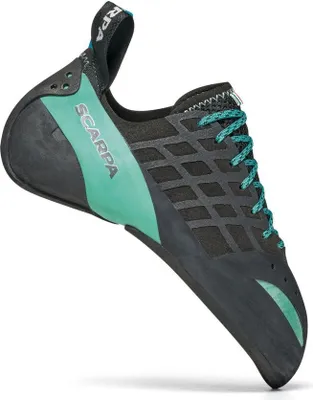 Schnür-Kletterschuh Instinct Lace von Scarpa in Schwarz und Türkis mit asymmetrischer Form und Gummisohle.