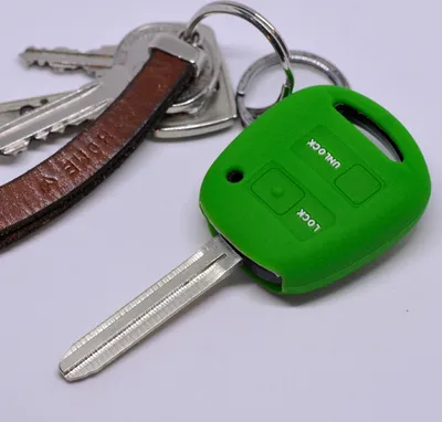 Produktbild von Auto Schlüssel Silikon Schutz Hülle Grün kompatibel mit Toyota Yaris RAV 4 Aygo Corolla Avensis 2 Tasten Funk Fernbedienung
