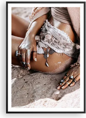 Produktbild von Gerahmtes Poster - Schwarzer Rahmen - Sand Frau Schmuck - 70x100 cm - Wand Bild - Wanddeko - Wandbilder - Kunstposter - Wandposter - Bilderrahmen - Bilder - Kunstdruck - P2BPA70x100-4634