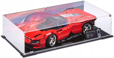 Productafbeelding van Zwarte vitrine met bedrukte achterwand, geschikt voor LEGO® Technic 42143 Ferrari Daytona SP3