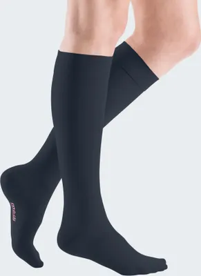 Produktbild von mediven elegance CCL2 AD Kompressionsstrümpfe kurz (34-38 cm) mit Trikotabschlussrand Größe: II, Farbe: marine