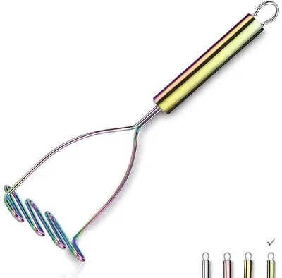 Productafbeelding van Unyqoos® roestvrijstalen aardappelstamper met een titanium regenboogcoating, ergonomisch ontwerp en vaatwasmachinebestendig – ideaal voor het pureren van aardappelen, groenten en fruit