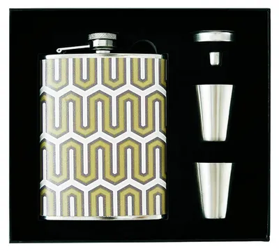 Immagine prodotto di Set regalo in acciaio inossidabile da 237 ml, composto da una borraccia, 2 bicchierini da distillato e un imbuto, con rivestimento in pelle a motivo a zig-zag