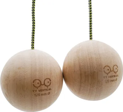 Zwei Kletterbälle aus Holz mit einem Durchmesser von 120 mm; verbunden durch ein Seil; hergestellt von YY Vertical.