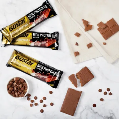 Productafbeelding van Isostar High Protein, chocoladesmaak, 55 g, met sojaproteïne. Ingrediënten: sojaproteïne (emulgator: lecithinen (uit soja)), melkchocolade 17,2% (suiker, cacaoboter*, magere melkpoeder*, cacao*,... ), 207 kcal, 371 kcal