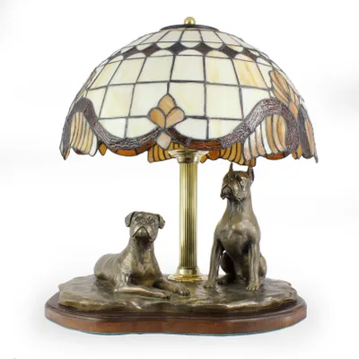 Produktbild von Boxer, Deutscher Boxer - Lampe mit einem Lampenschirm aus Tiffanyglas, Tischlampe mit einer Hunde-Statuette, Inneneinrichtung im Retro-Stil der Marke Art-Dog