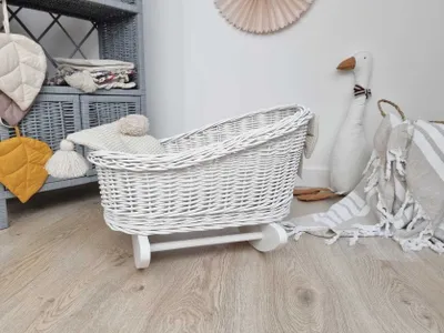 Produktbild von WikliBOX – Weidenwiege für Puppen, Schaukelbett für eine Puppe in Weiß mit Bettwäsche – 51x33 H35/25 cm
