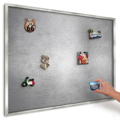 Produktbild von Magnettafel 100x70 cm in einem silbernen Rahmen - Magnetische Metalltafel, Magnetpinnwand zur Wandmontage für Wohnzimmer, Küche, Flur, Kinderzimmer und Büro - Metallische Oberfläche