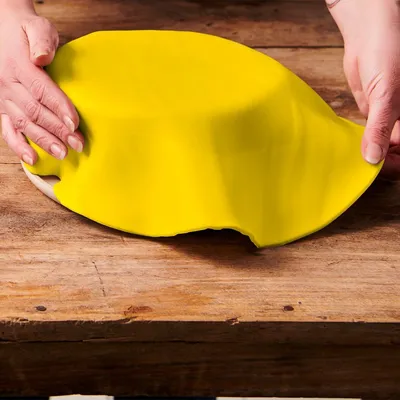 Produktbild von FunCakes Ausgerollte Rollfondant Disc Mellow Yellow: Köstliches Vanille-Aroma, bereits gerollt, einfach zu verwenden, perfekt für die Kuchendekoration